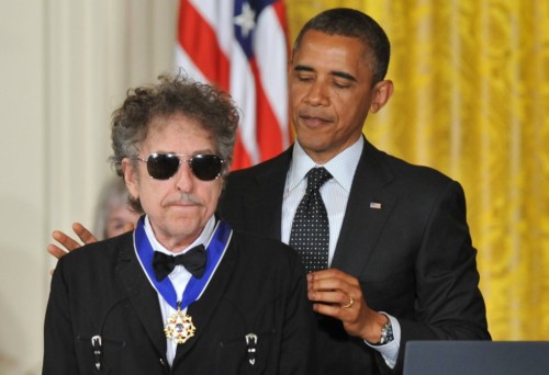 dylanimagenbarack-obama-entregala-medalla-presidencial-de-la-libertad-durante-una-ceremonia-en-la-casa-blanca-2012